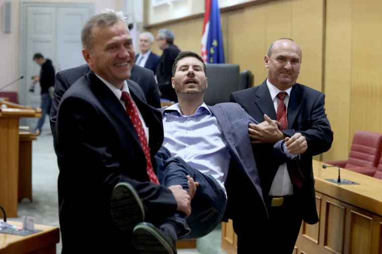 Pernar opet provocirao pa ga Brkić izbacio sa sjednice! Stražari ga odnijeli na rukama