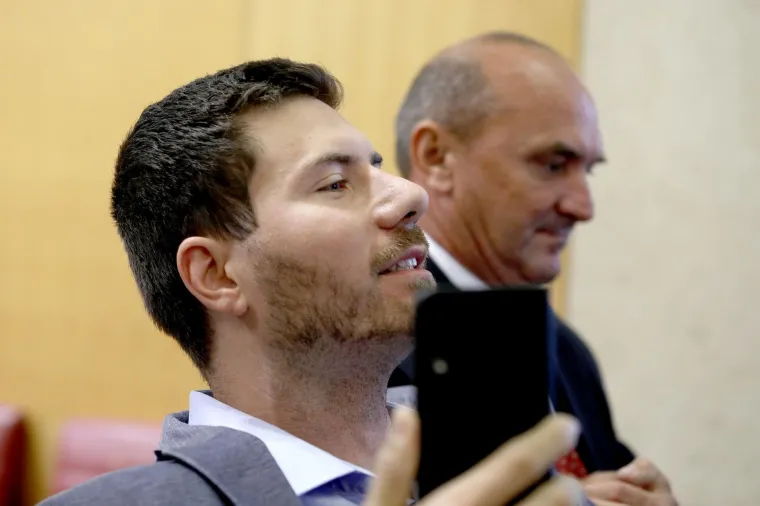 Pernar opet provocirao pa ga Brkić izbacio sa sjednice! Stražari ga odnijeli na rukama