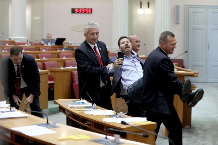 Pernar opet provocirao pa ga Brkić izbacio sa sjednice! Stražari ga odnijeli na rukama