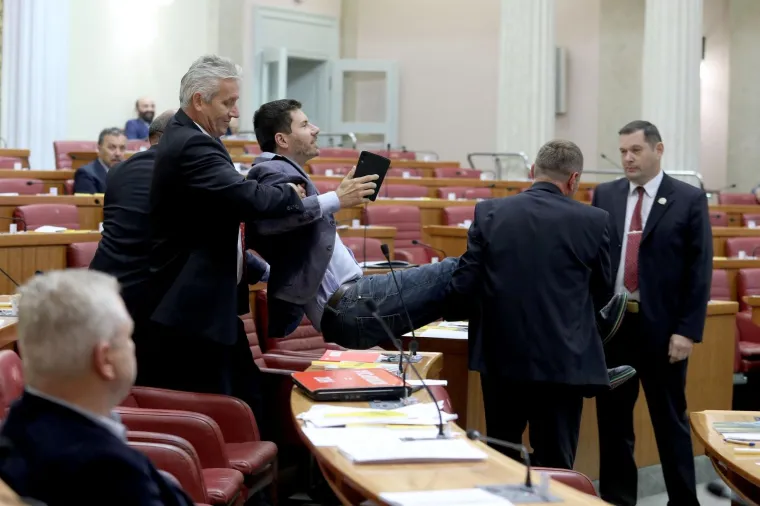 Pernar opet provocirao pa ga Brkić izbacio sa sjednice! Stražari ga odnijeli na rukama