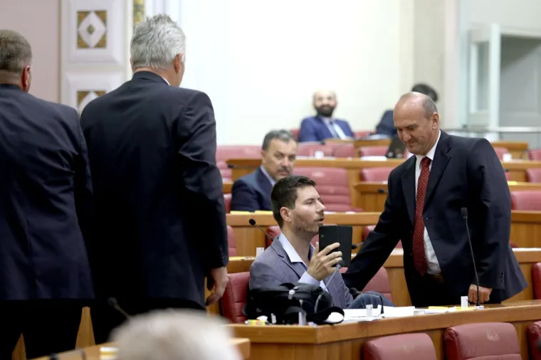 Pernar opet provocirao pa ga Brkić izbacio sa sjednice! Stražari ga odnijeli na rukama
