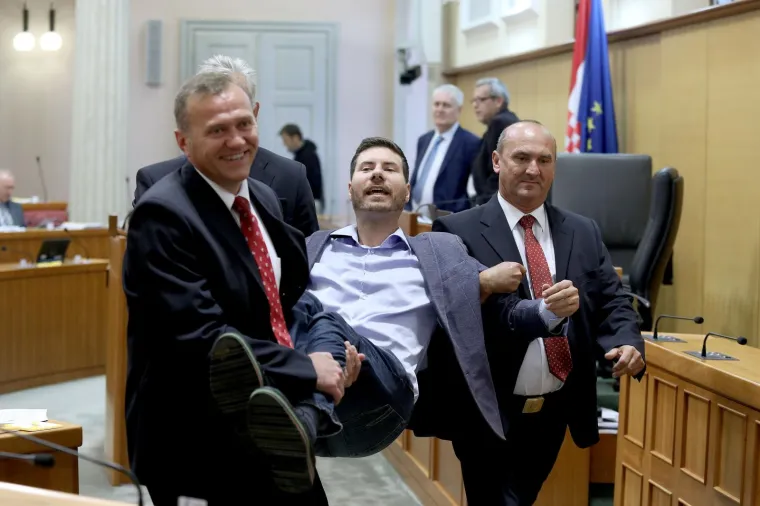 Pernar opet provocirao pa ga Brkić izbacio sa sjednice! Stražari ga odnijeli na rukama