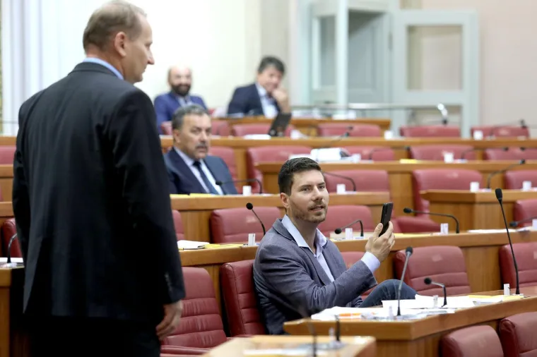 Pernar opet provocirao pa ga Brkić izbacio sa sjednice! Stražari ga odnijeli na rukama