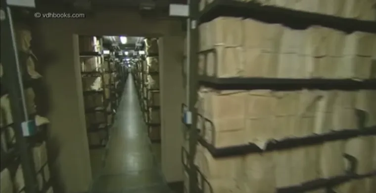 Ukopani duboko u zidinama Vatikana, a uglavnom pod zemljom, nalaze se Vatikanski tajni arhivi u kojem se nalazi ogromna povijest djela Svete Stolice, zajedno s povijesnim dokumentima, državnim dokumentima, papinskim knjigama računa i drugim službenim prepiskama, od kojih neki potječu iz 8. stoljeća. Predmeti uključuju pisma Michelangela, pismo kraljice Marije I. napisano dok je čekala izvr&scaron;enje, i zahtjev kralja Henryja VIII za poni&scaron;tenje braka. Procjenjuje se da se arhivi, koji su službeno vlasni&scaron;tvo sada&scaron;njeg pape, prostiru na 83 kilometra polica s vi&scaron;e od 35.000 predmeta. Osim vrlo malo osoblja koje se brine za arhive, pristup je strogo ograničen na kvalificirane znanstvenike iz vrlo odabrane visoko&scaron;kolske i istraživačke institucije.