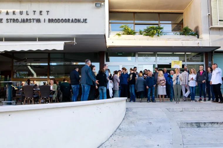 Djelatnici fakulteta Elektrotehnike, strojarstva i brodogradnje uključili su se u jednodnevni &scaron;trajk solidarnosti.