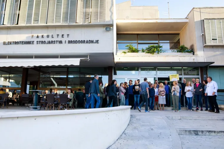 Djelatnici fakulteta Elektrotehnike, strojarstva i brodogradnje uključili su se u jednodnevni &scaron;trajk solidarnosti.