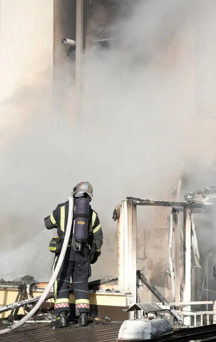 Požar na zagrebačkoj Tre&scaron;njevci: Vatra se iz stana pro&scaron;irila na potkrovlje