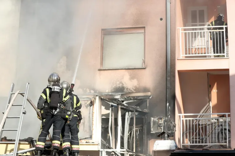 Požar na zagrebačkoj Tre&scaron;njevci: Vatra se iz stana pro&scaron;irila na potkrovlje