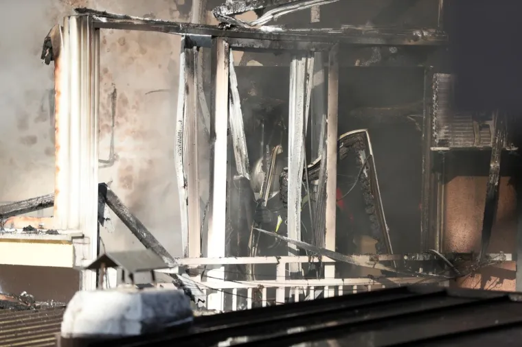 Požar na zagrebačkoj Tre&scaron;njevci: Vatra se iz stana pro&scaron;irila na potkrovlje