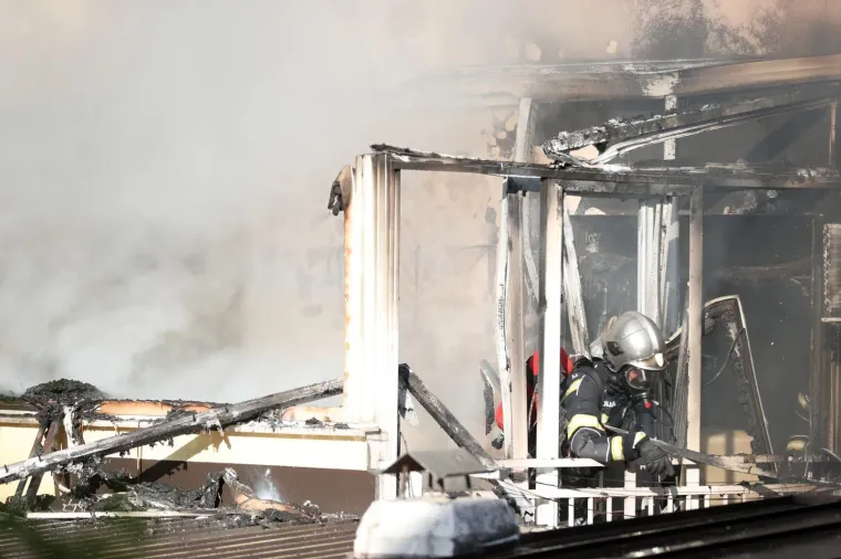 Požar na zagrebačkoj Tre&scaron;njevci: Vatra se iz stana pro&scaron;irila na potkrovlje