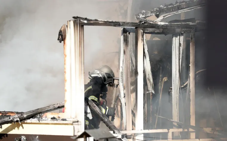 Požar na zagrebačkoj Tre&scaron;njevci: Vatra se iz stana pro&scaron;irila na potkrovlje