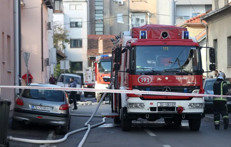 Požar na zagrebačkoj Tre&scaron;njevci: Vatra se iz stana pro&scaron;irila na potkrovlje