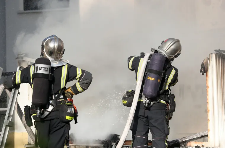 Požar na zagrebačkoj Tre&scaron;njevci: Vatra se iz stana pro&scaron;irila na potkrovlje