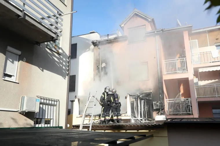 Požar na zagrebačkoj Tre&scaron;njevci: Vatra se iz stana pro&scaron;irila na potkrovlje
