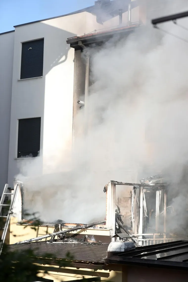 Požar na zagrebačkoj Tre&scaron;njevci: Vatra se iz stana pro&scaron;irila na potkrovlje