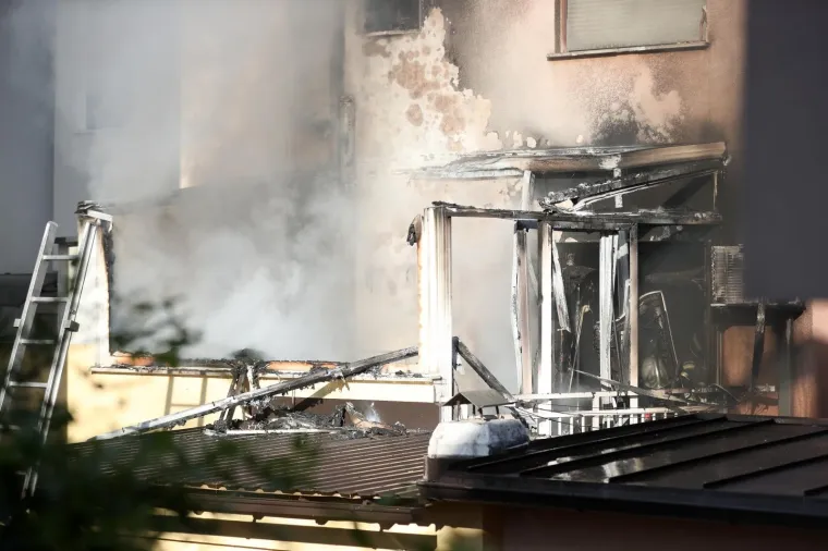 Požar na zagrebačkoj Tre&scaron;njevci: Vatra se iz stana pro&scaron;irila na potkrovlje