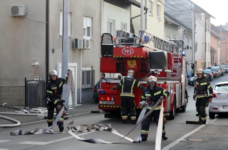 Požar na zagrebačkoj Tre&scaron;njevci: Vatra se iz stana pro&scaron;irila na potkrovlje
