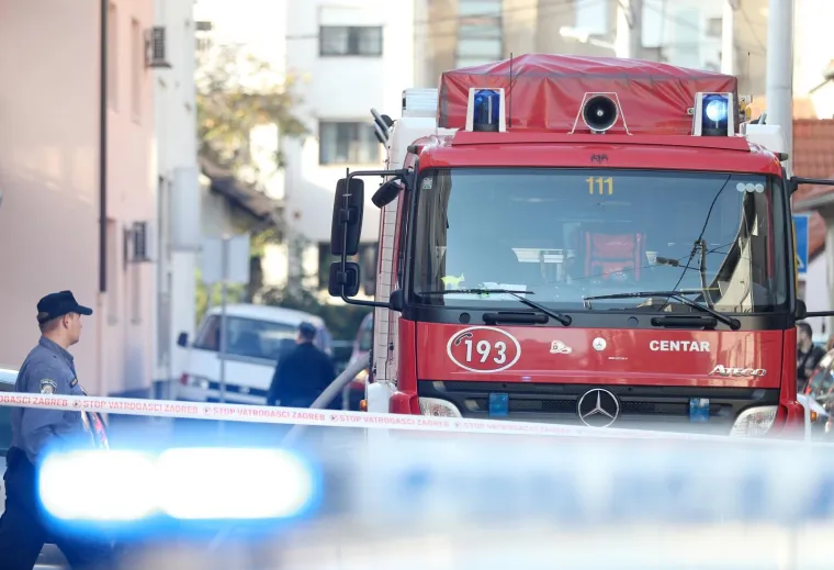 Požar na zagrebačkoj Tre&scaron;njevci: Vatra se iz stana pro&scaron;irila na potkrovlje