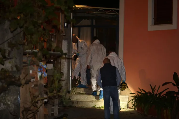 U obiteljskoj kući u Čavlima kod Rijeke u srijedu navečer pronađeno je tijelo mrtve žene,a u dvorištu odbačena puška. Policija je nakon obvalejnog očevida privela jednog muškarca kojeg dovodi u vezu s ubojstvom.