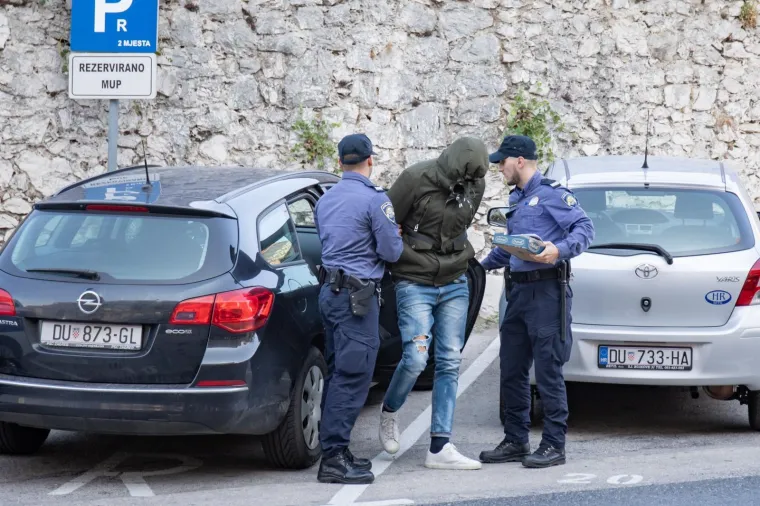 Osumnjičeni za spektakularnu pljačku u Dubrovniku privedeni: Otac se pokazao, sin skrivao lice