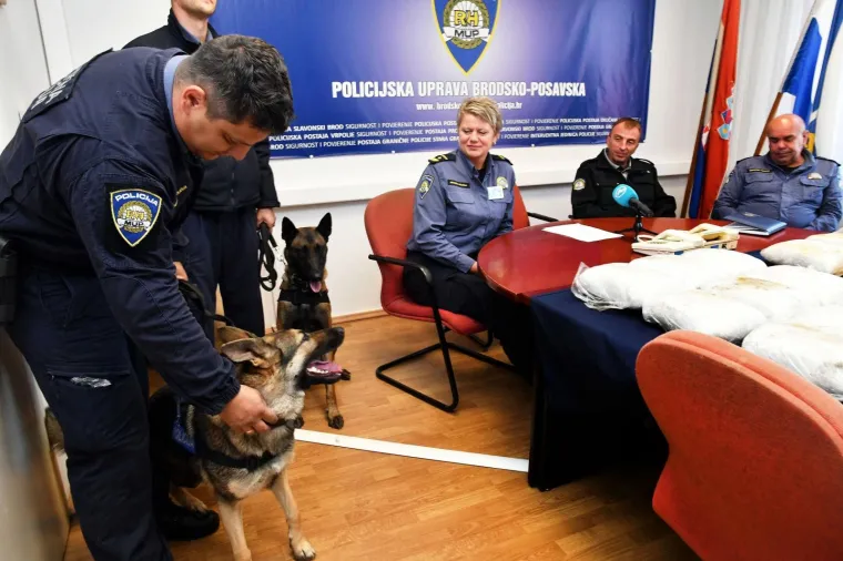 U PU Brodsko-posavskoj održana je izvanredna konferencija za medije o pronalasku i zapljeni nekoliko vrsta opojnih droga, te uhvaćenim počiniteljima