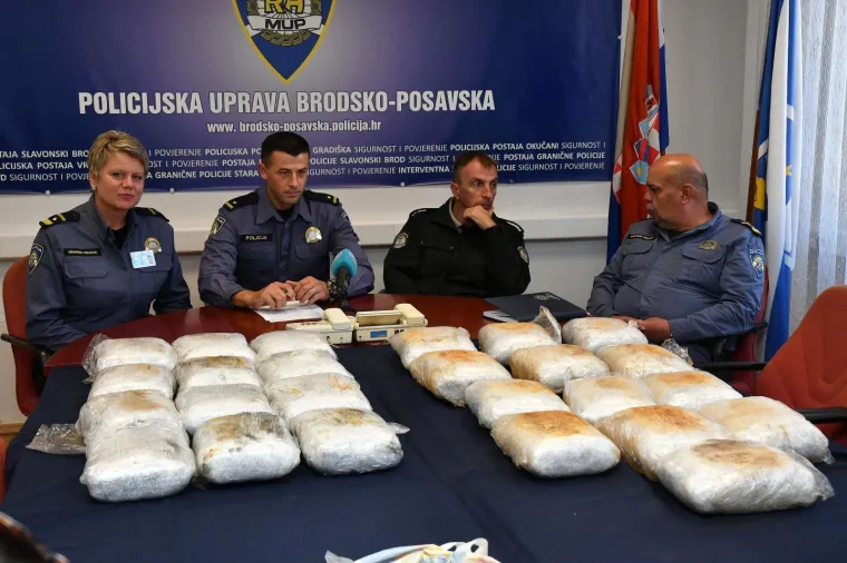 U PU Brodsko-posavskoj održana je izvanredna konferencija za medije o pronalasku i zapljeni nekoliko vrsta opojnih droga, te uhvaćenim počiniteljima