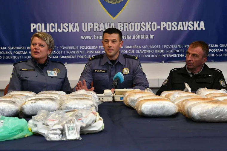 U PU Brodsko-posavskoj održana je izvanredna konferencija za medije o pronalasku i zapljeni nekoliko vrsta opojnih droga, te uhvaćenim počiniteljima