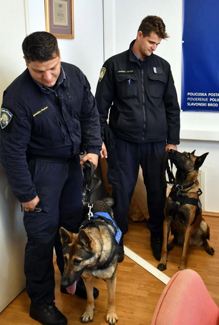 U PU Brodsko-posavskoj održana je izvanredna konferencija za medije o pronalasku i zapljeni nekoliko vrsta opojnih droga, te uhvaćenim počiniteljima