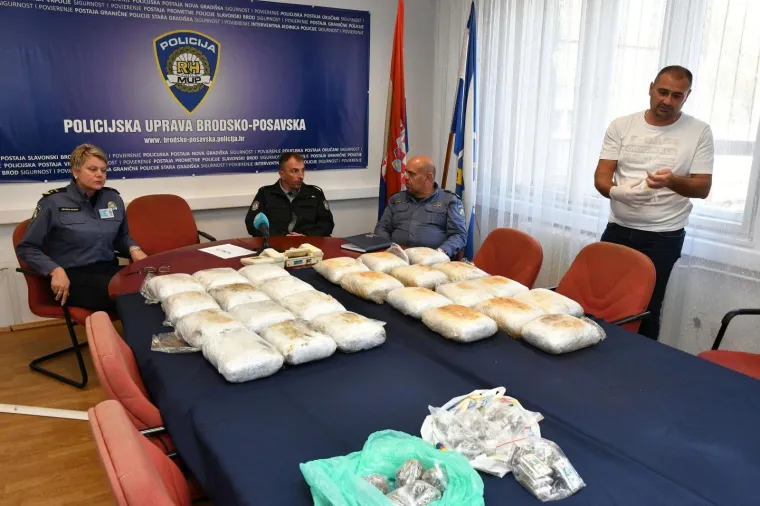 U PU Brodsko-posavskoj održana je izvanredna konferencija za medije o pronalasku i zapljeni nekoliko vrsta opojnih droga, te uhvaćenim počiniteljima