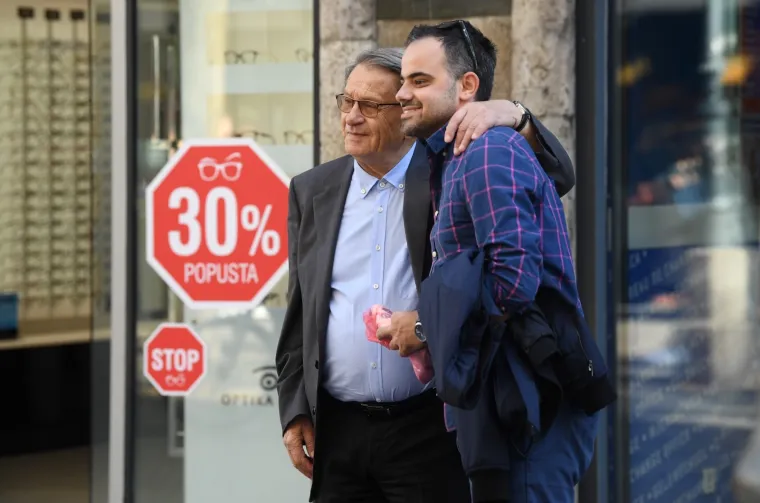 Neuni&scaron;tivi Ćiro Blažević nakon prometne nesreće nasmijan pro&scaron;etao gradom i fotografirao se s prolaznicima