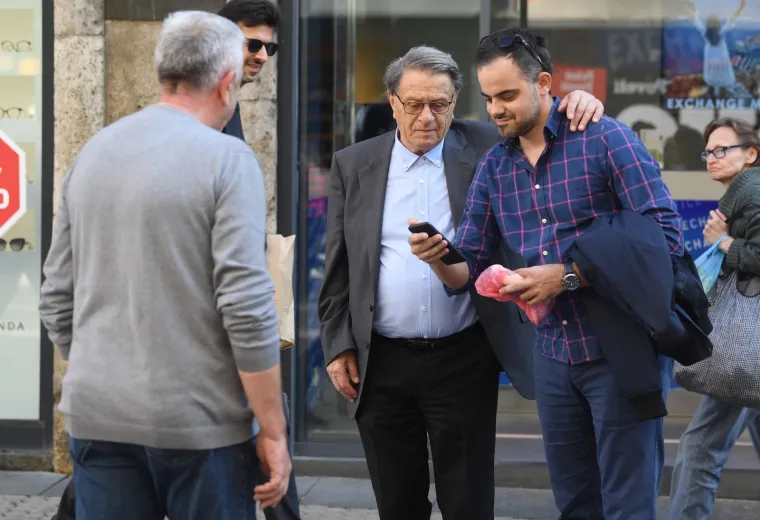 Neuni&scaron;tivi Ćiro Blažević nakon prometne nesreće nasmijan pro&scaron;etao gradom i fotografirao se s prolaznicima