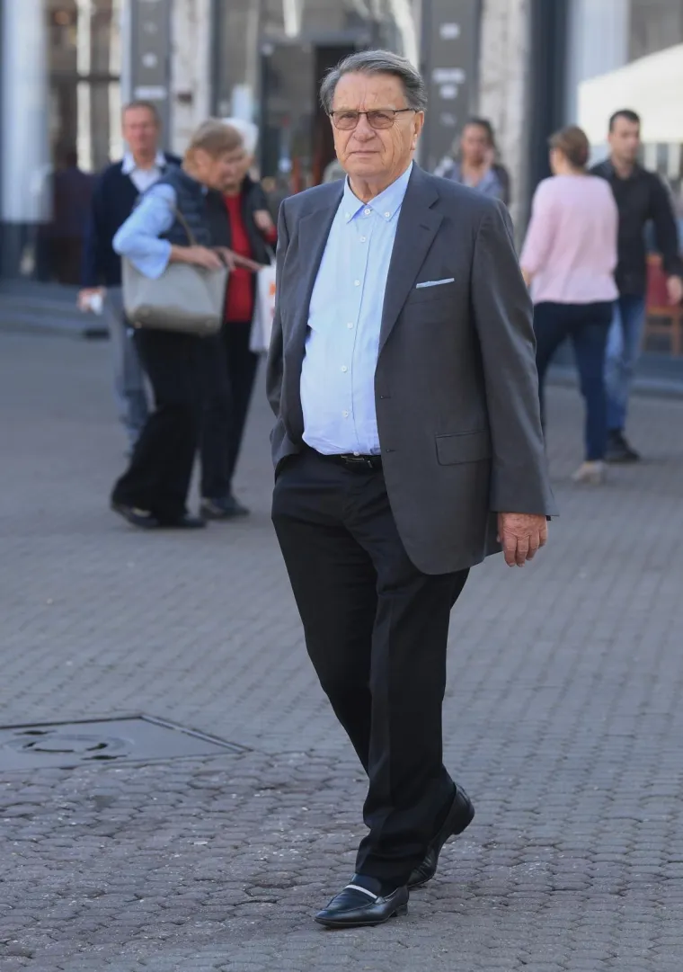 Neuni&scaron;tivi Ćiro Blažević nakon prometne nesreće nasmijan pro&scaron;etao gradom i fotografirao se s prolaznicima