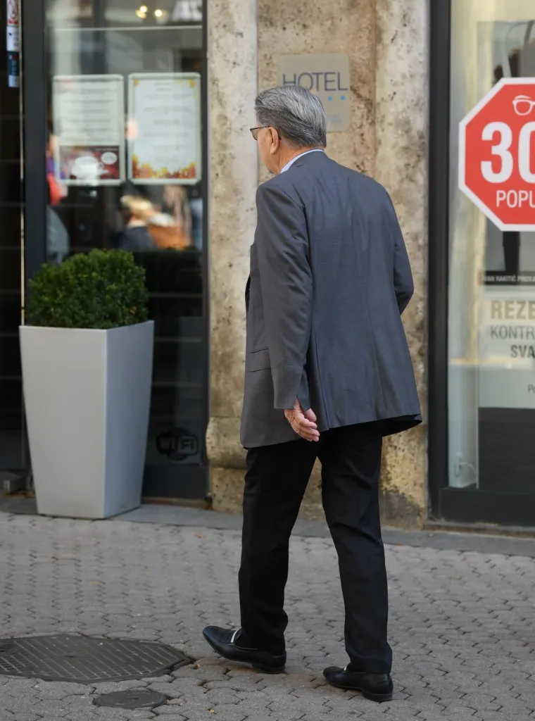 Neuni&scaron;tivi Ćiro Blažević nakon prometne nesreće nasmijan pro&scaron;etao gradom i fotografirao se s prolaznicima