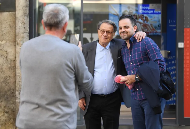 Neuni&scaron;tivi Ćiro Blažević nakon prometne nesreće nasmijan pro&scaron;etao gradom i fotografirao se s prolaznicima