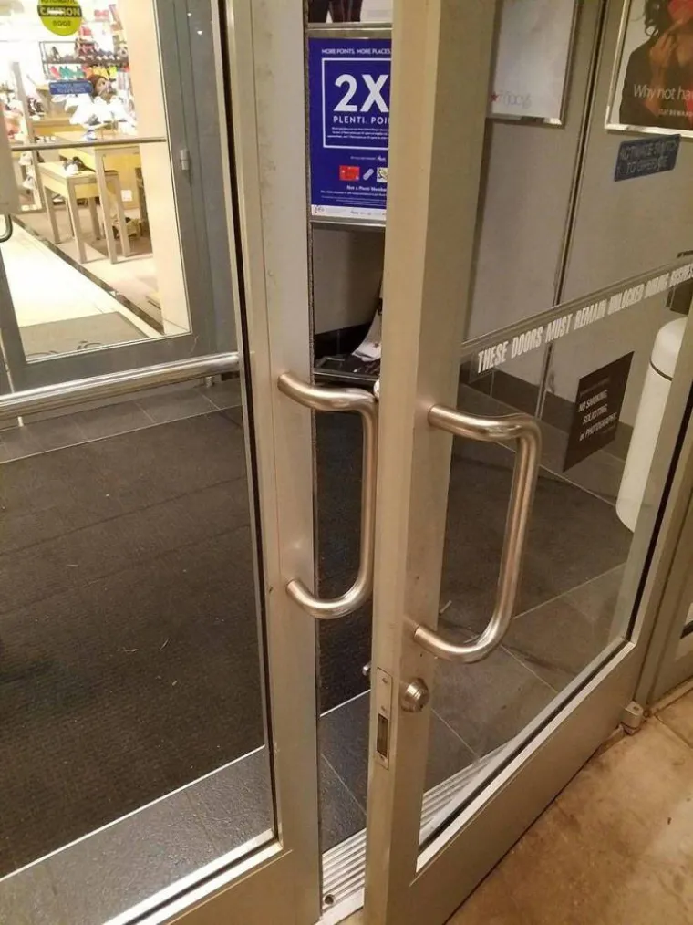 SKORO SE IZVUKLI, ALI ONDA IH JE INTERNET PROKUŽIO: Vidite li &scaron;to ne valja na ovim fotografijama?