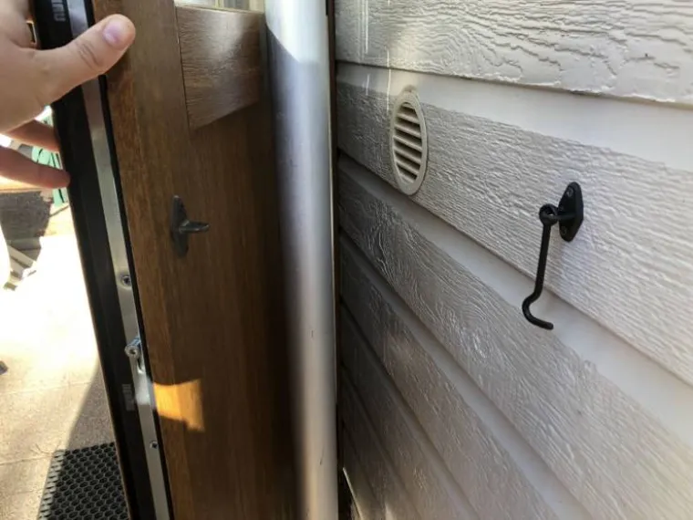 SKORO SE IZVUKLI, ALI ONDA IH JE INTERNET PROKUŽIO: Vidite li &scaron;to ne valja na ovim fotografijama?