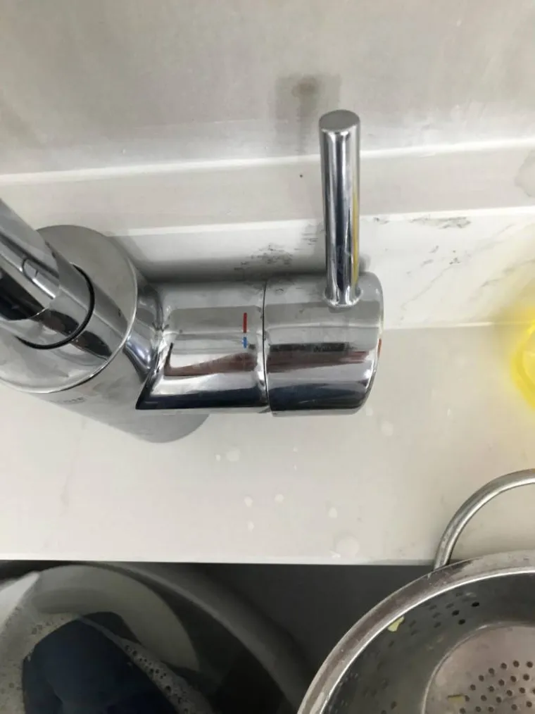 SKORO SE IZVUKLI, ALI ONDA IH JE INTERNET PROKUŽIO: Vidite li &scaron;to ne valja na ovim fotografijama?