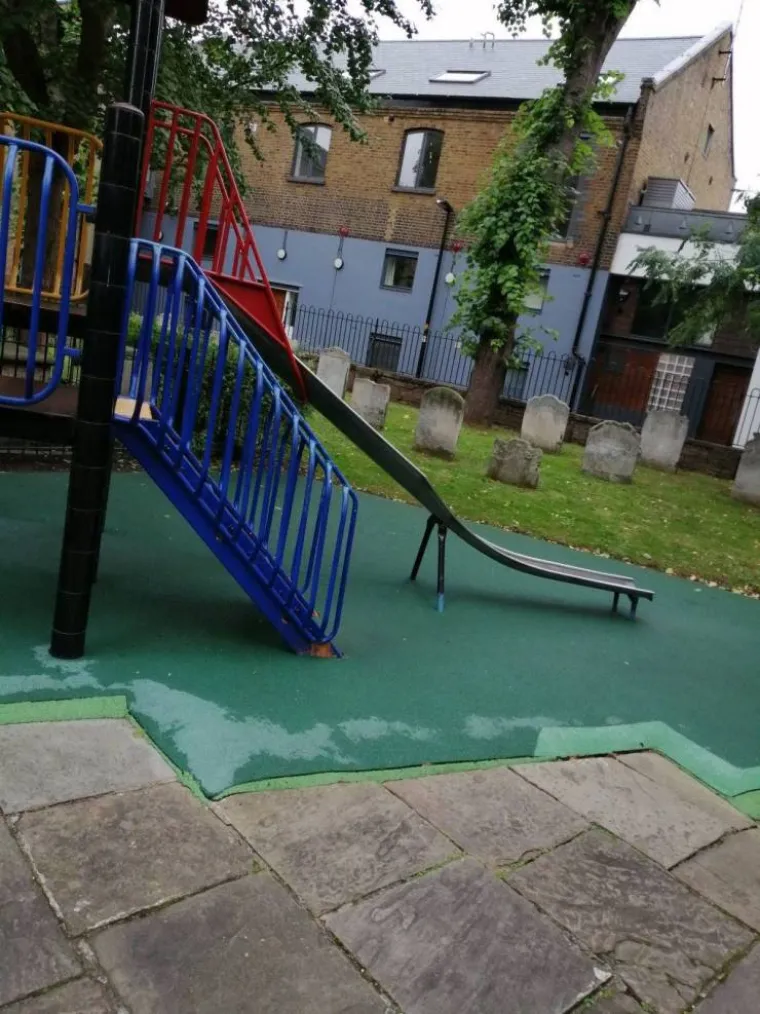 SKORO SE IZVUKLI, ALI ONDA IH JE INTERNET PROKUŽIO: Vidite li &scaron;to ne valja na ovim fotografijama?