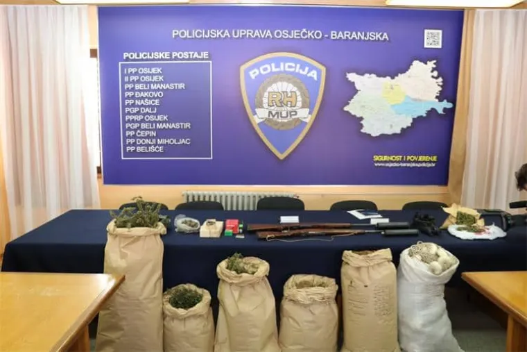 Osječka policija uhitila dvojicu mu&scaron;karaca s 15 kilograma marihuane i oružjem