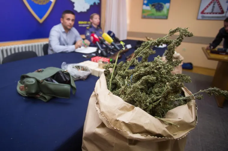 Osječka policija uhitila dvojicu mu&scaron;karaca s 15 kilograma marihuane i oružjem