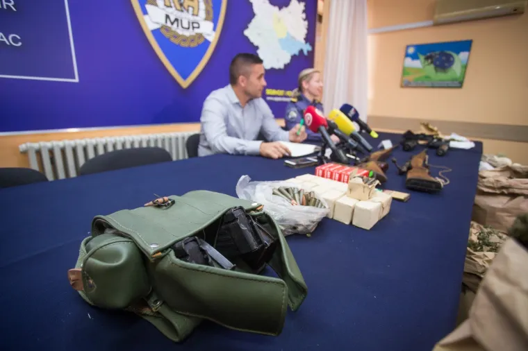 Osječka policija uhitila dvojicu mu&scaron;karaca s 15 kilograma marihuane i oružjem