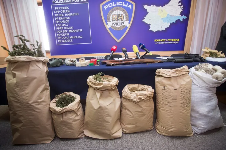 Osječka policija uhitila dvojicu mu&scaron;karaca s 15 kilograma marihuane i oružjem