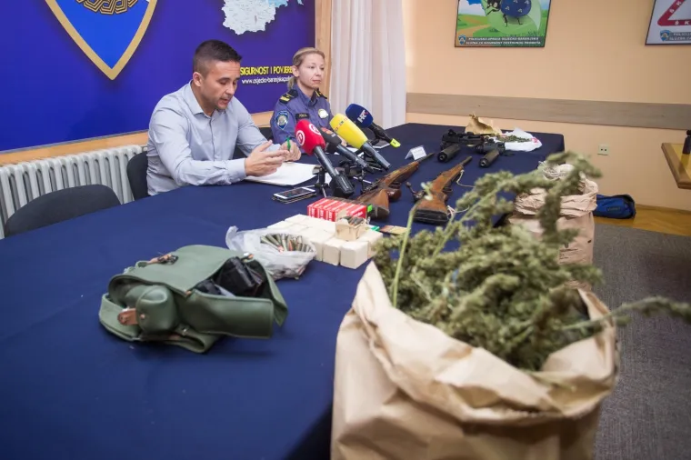 Osječka policija uhitila dvojicu mu&scaron;karaca s 15 kilograma marihuane i oružjem