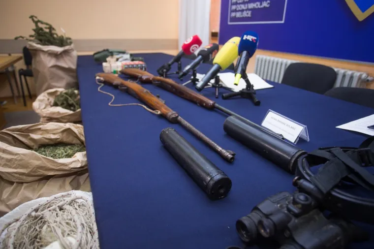 Osječka policija uhitila dvojicu mu&scaron;karaca s 15 kilograma marihuane i oružjem
