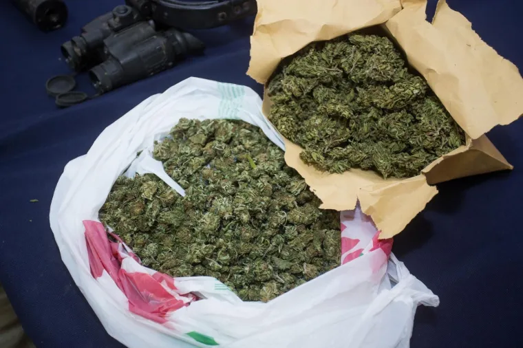 Osječka policija uhitila dvojicu mu&scaron;karaca s 15 kilograma marihuane i oružjem