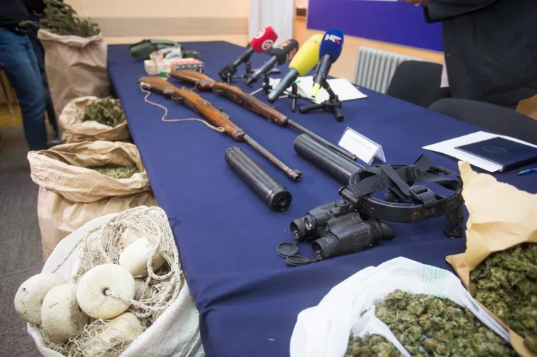 Osječka policija uhitila dvojicu mu&scaron;karaca s 15 kilograma marihuane i oružjem