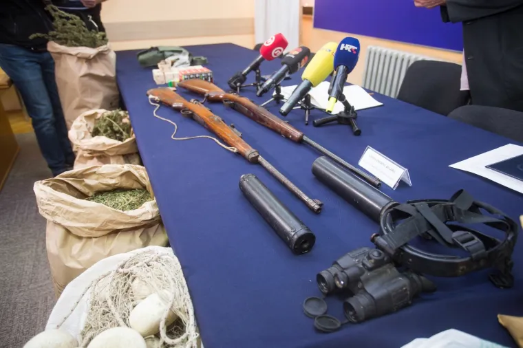 Osječka policija uhitila dvojicu mu&scaron;karaca s 15 kilograma marihuane i oružjem
