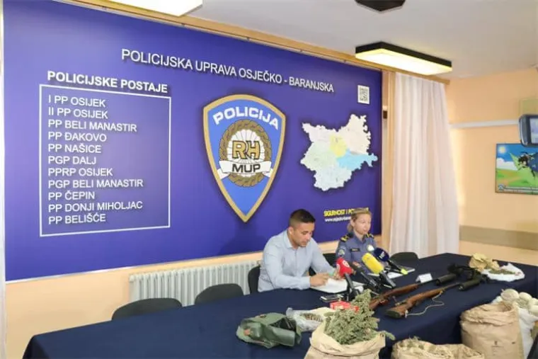 Osječka policija uhitila dvojicu mu&scaron;karaca s 15 kilograma marihuane i oružjem