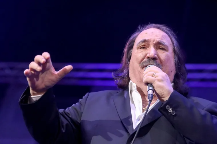 Uslijedile su pjesme &lsquo;Svi pjevaju, ja ne čujem&rsquo;, &lsquo;Proplakat će zora&rsquo;, a publika je s jednakim žarom i u isti glas pjevala s njim. Foto: Borna Filić/PIXSELL