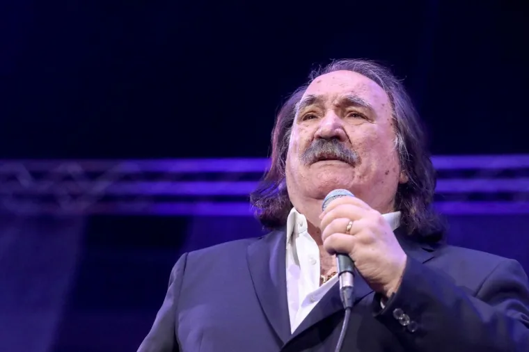 Pjesmom &lsquo;Najljep&scaron;e su oči moje majke&rsquo; rasplakao je mnoge pa su ljudi najče&scaron;će u jednoj ruci držali mobitel kojim su snimali pjesmu, a drugom brisali suze, pi&scaron;e 24sata. Foto: Borna Filić/PIXSELL